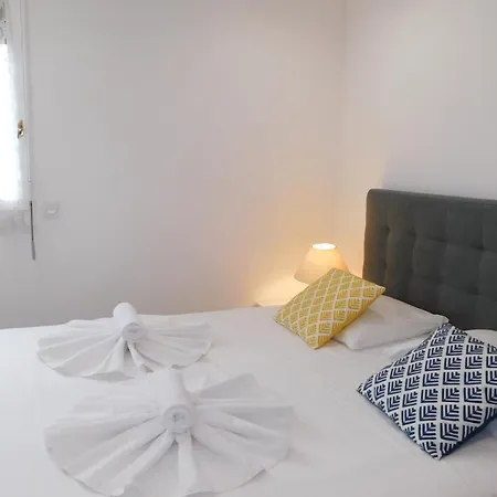 Spacious 2-bedroom In Egee With Parking And Air Conditi דירה קאן