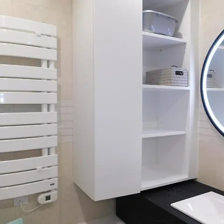 Spacious 2-bedroom In Egee With Parking And Air Conditi דירה