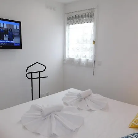 Spacious 2-bedroom In Egee With Parking And Air Conditi קאן