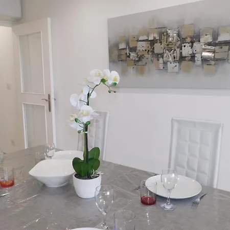 Spacious 2-bedroom In Egee With Parking And Air Conditi * קאן