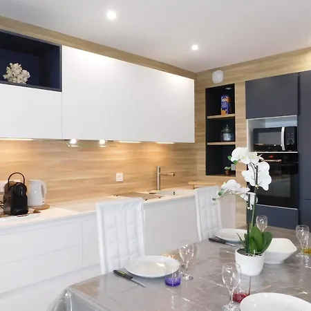 Appartement Spacious 2-bedroom In Egee With Parking And Air Conditi *