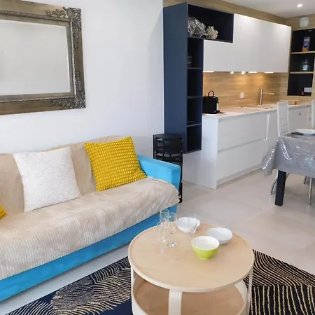Spacious 2-bedroom In Egee With Parking And Air Conditi דירה *