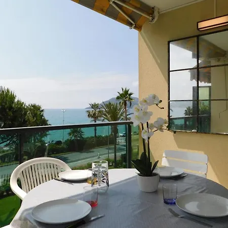 Spacious 2-bedroom In Egee With Parking And Air Conditi קאן
