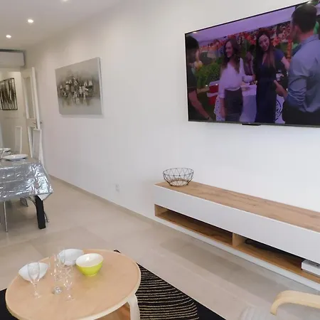 Apartment Spacious 2-bedroom In Egee With Parking And Air Conditi